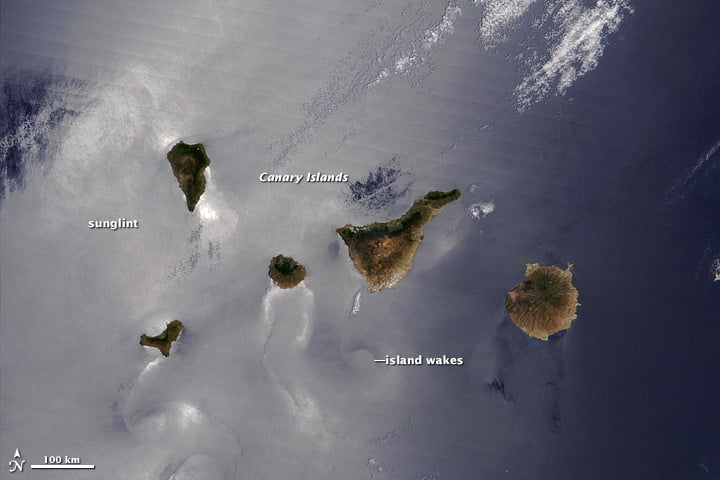 Sunglint giúp cho bạn nhận ra những quy mô hiên bên trên trên mặt phẳng hồ nước xung xung quanh Quần hòn đảo Canary (Hình hình ảnh của NASA)
