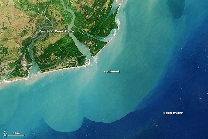 Hình hình ảnh bạn dạng đồ dùng vệ tinh nghịch chống cửa ngõ sông Zambezi được tạo ra color kể từ trầm tích. Nước phía xa khơi càng sẫm color Lúc trầm tích phân nghiền (Hình hình ảnh kể từ Đài để ý Trái khu đất của NASA, dùng tài liệu Landsat 8 kể từ USGS Earth Explorer)