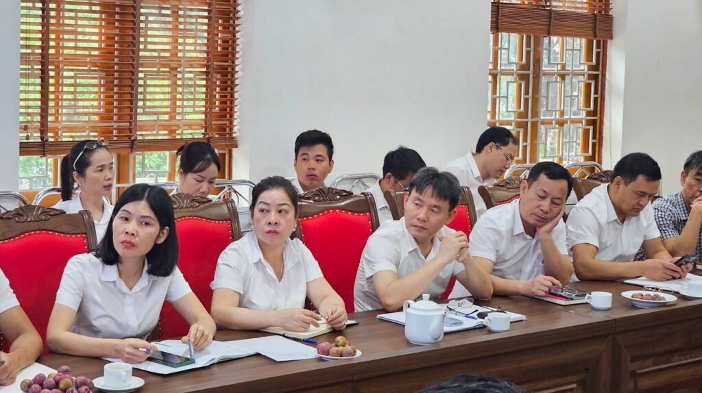 Cán bộ - Công, nhân viên Công ty CP Môi trường Đô thị tỉnh Lào Cai tại buổi làm việc (ảnh: eKMap)
