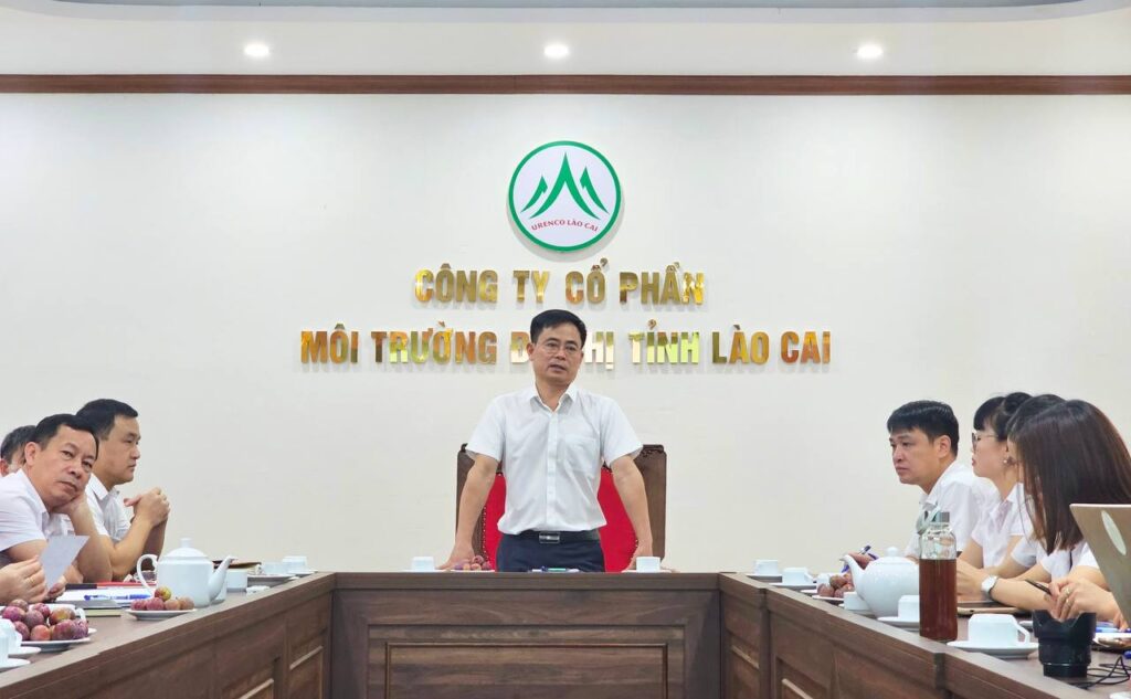 Ông Ngô Văn Trường - Chủ tịch HĐQT Công ty CP Môi trường Đô thị tỉnh Lào Cai phát biểu tại buổi làm việc