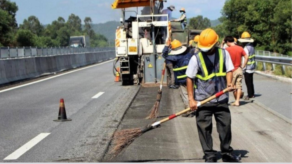 Quản lý bảo trì đường bộ - Một trong những hoạt động quan trọng của Quản lý hạ tầng đô thị (ảnh: tổng hợp)