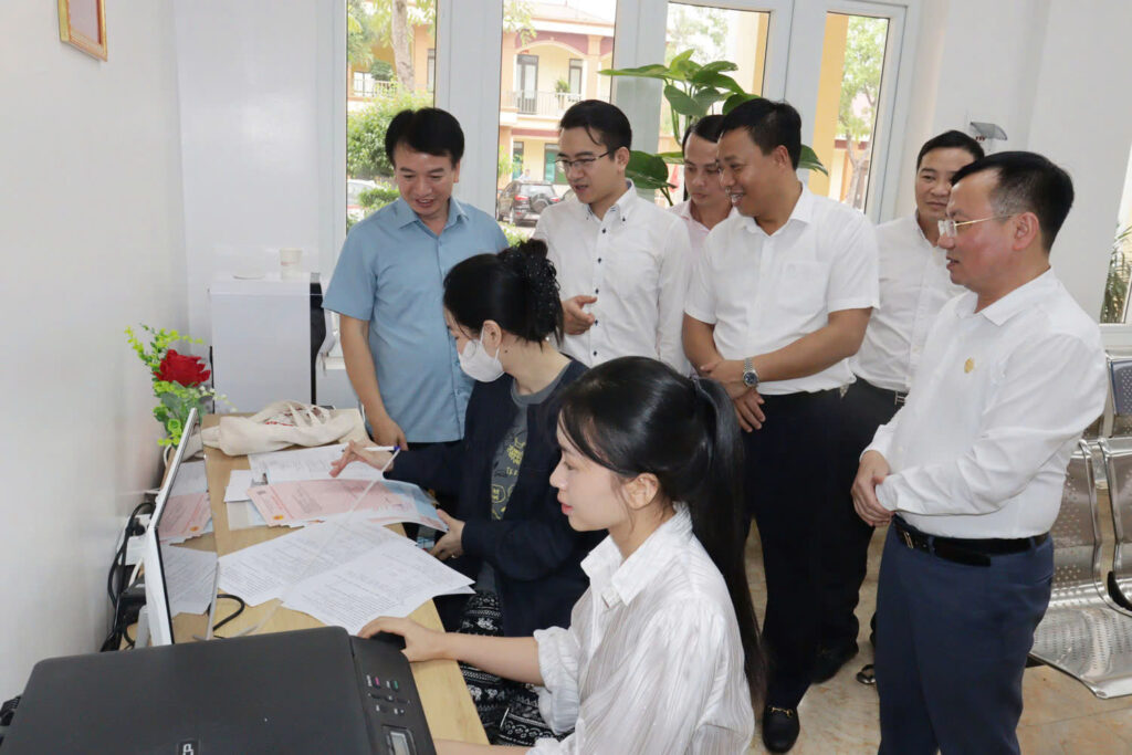 Lãnh đạo Phường đang trực tiếp xem ứng dụng thực tế của Hệ thống tại Cơ quan (ảnh: Báo Pháp Luật)
